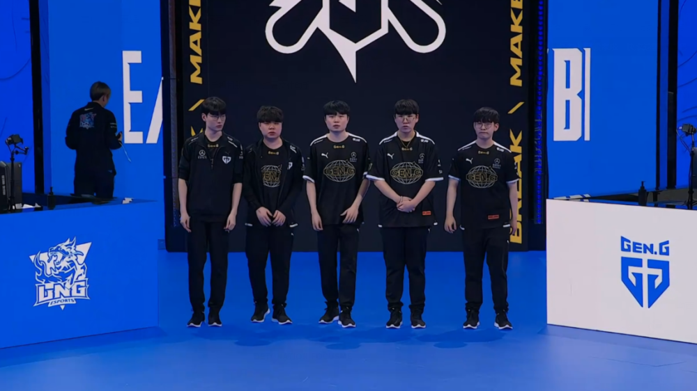 对方中卫外 对方中卫外