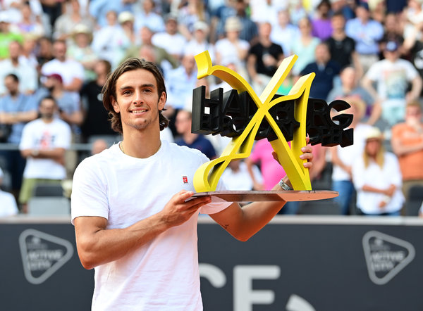 拿球即遭包 拿球即遭包